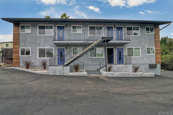 Exterior, Facade, Raised Ranch