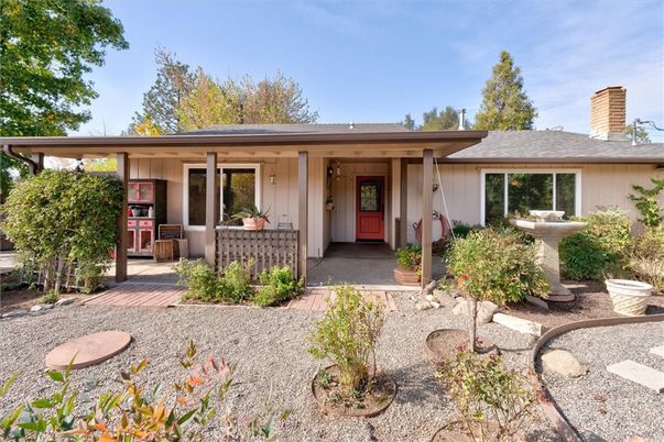 Exterior, Facade, Ranch