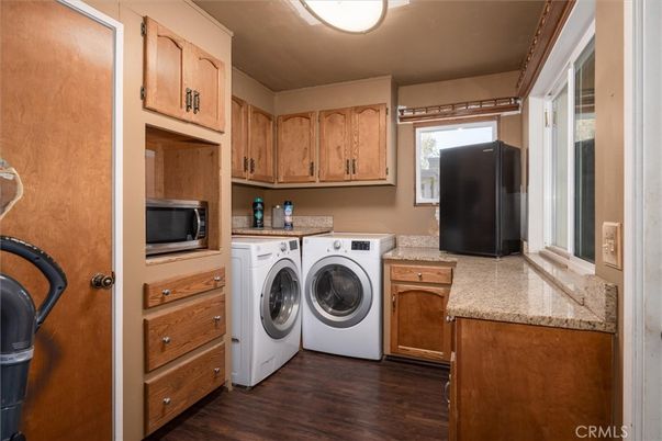Interior, Washer, Wood Texture Flooring
