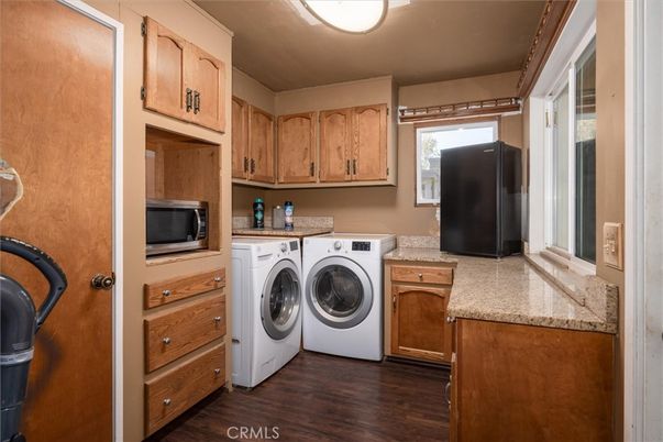 Interior, Washer, Wood Texture Flooring