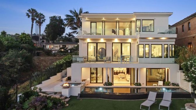 Backyard, Exterior, Facade, Pool, Modern
