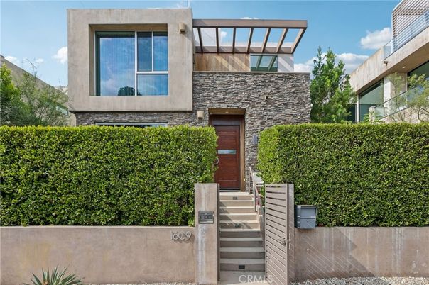 Exterior, Facade, Modern