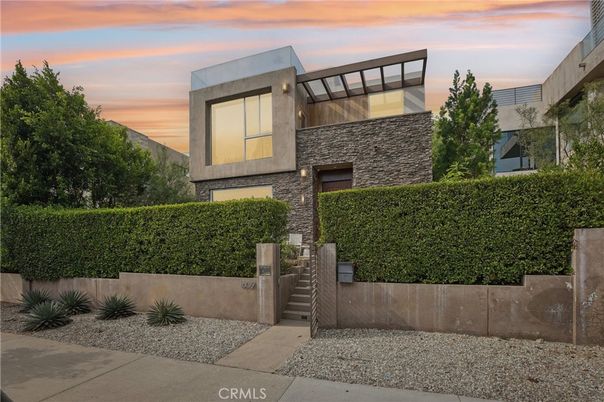 Exterior, Facade, Modern