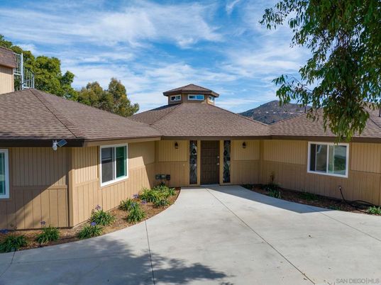 Exterior, Facade, Ranch