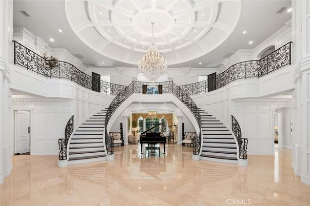 Chandelier, Interior, Piano, Recessed Lighting