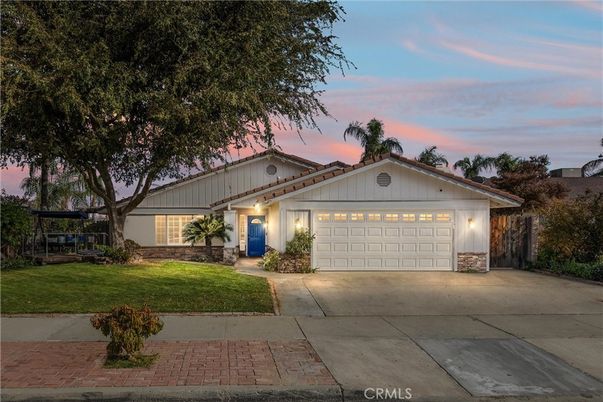 Attached, Exterior, Facade, Ranch