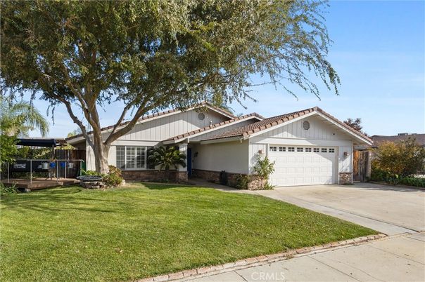 Attached, Exterior, Facade, Ranch