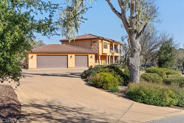 Attached, Exterior, Facade, Mediterranean