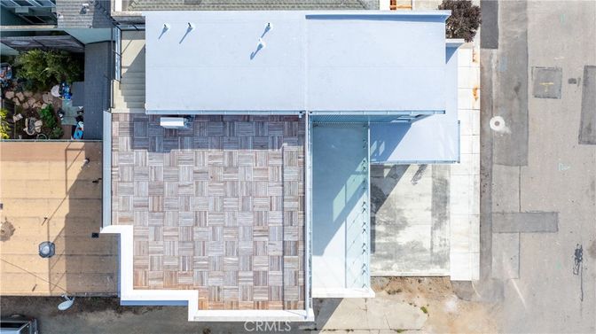 Exterior, Drone
