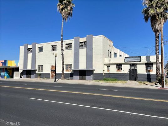 Exterior, Facade, Modern