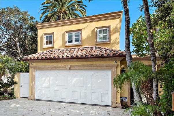 Attached, Exterior, Facade, Mediterranean