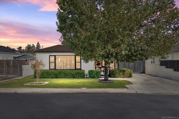 Exterior, Facade, Ranch