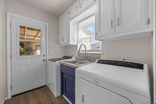 Interior, Washer, Wood Texture Flooring