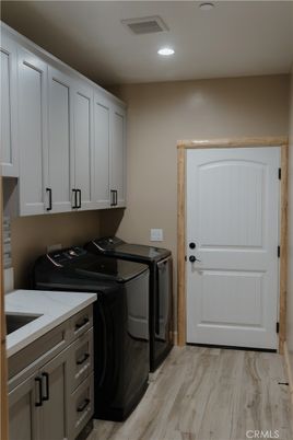 Interior, Recessed Lighting, Washer, Wood Texture Flooring
