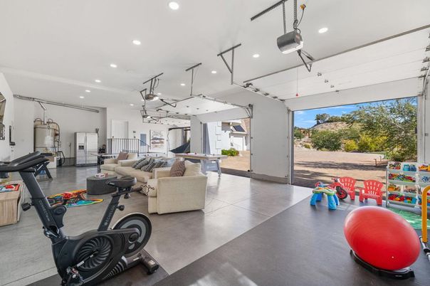 Fitness Equipment, Garage, Interior, Living room, Recessed Lighting