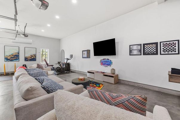 Fitness Equipment, Interior, Living room, Recessed Lighting