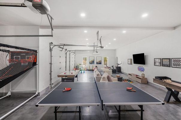 Game Room, Interior, Recessed Lighting