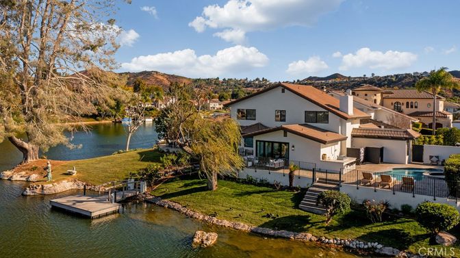 Exterior, Lake
