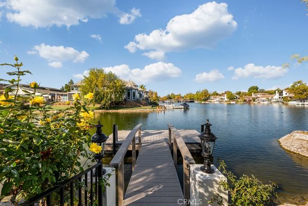 Exterior, Lake
