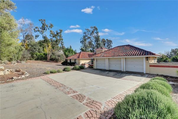 Backyard, Detached Garage, Exterior