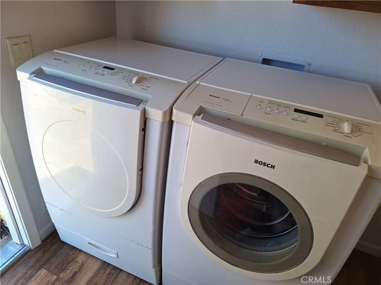 Interior, Utility Closets, Washer, Wood Texture Flooring