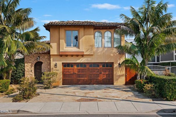 Attached, Exterior, Facade, Mediterranean