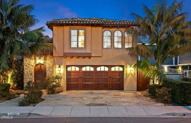 Attached, Exterior, Facade, Mediterranean