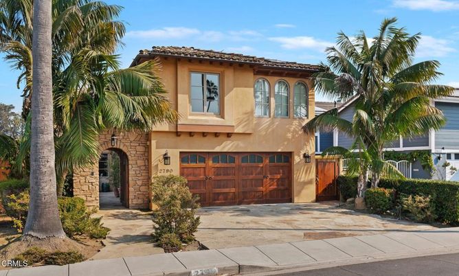 Attached, Exterior, Facade, Mediterranean