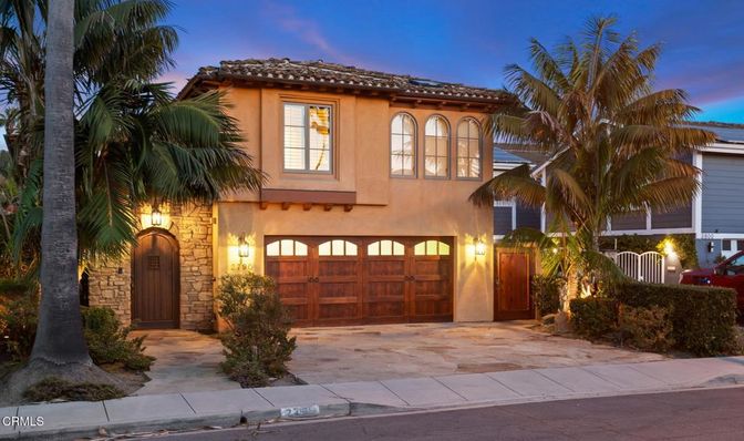 Attached, Exterior, Facade, Mediterranean