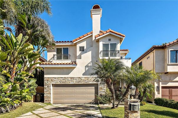 Attached, Exterior, Facade, Mediterranean