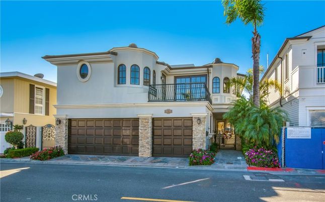 Attached, Exterior, Facade, Mediterranean