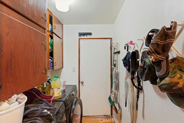 Interior, Washer, Wood Texture Flooring