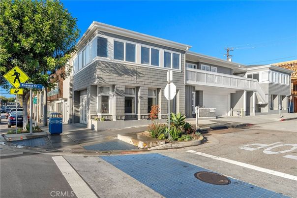 Exterior, Facade, Rowhouse