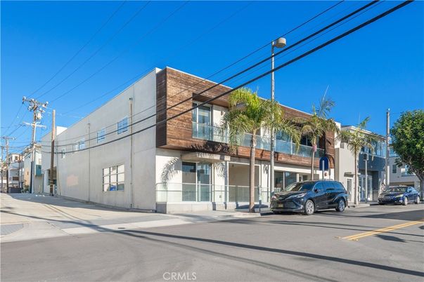 Exterior, Facade, Modern