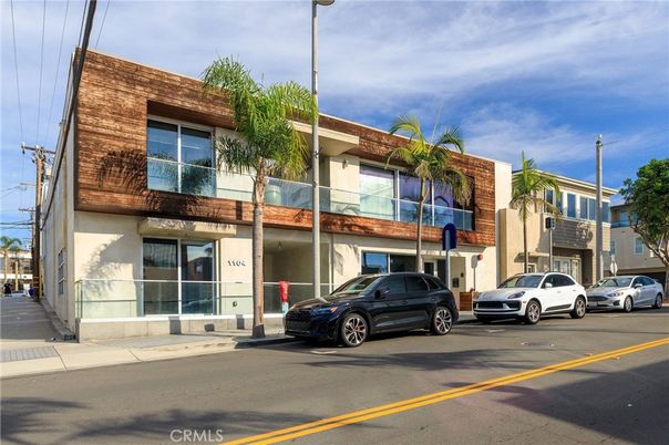Exterior, Facade, Modern