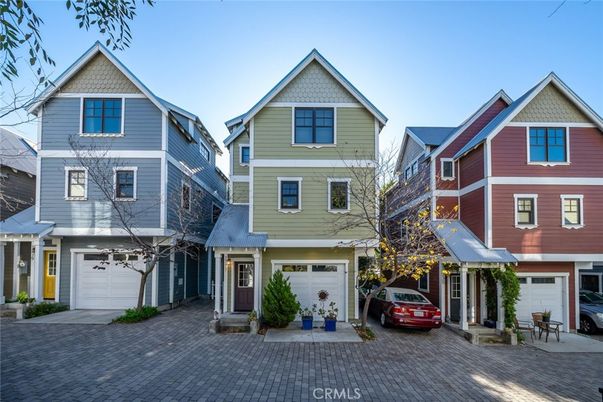 Attached, Exterior, Facade, Rowhouse