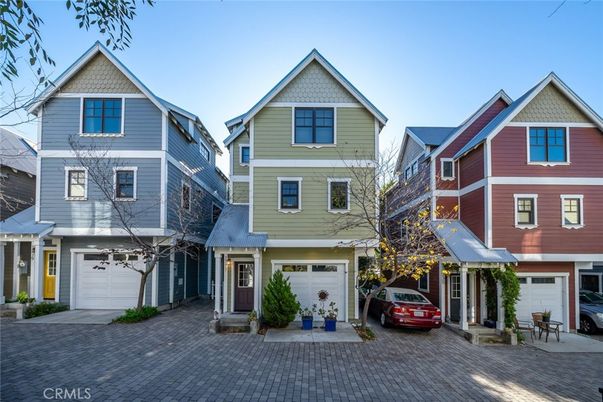 Attached, Exterior, Facade, Rowhouse