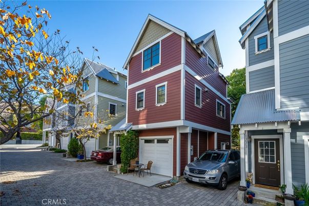 Attached, Exterior, Facade, Rowhouse