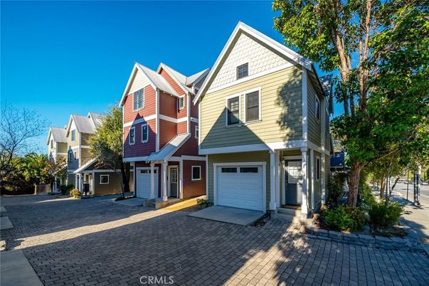 Attached, Exterior, Facade, Queen Anne Victorian