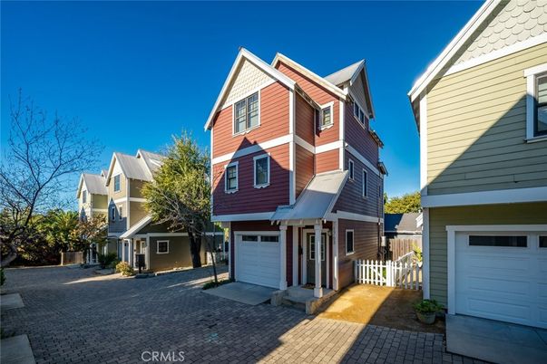 Attached, Exterior, Facade, Queen Anne Victorian