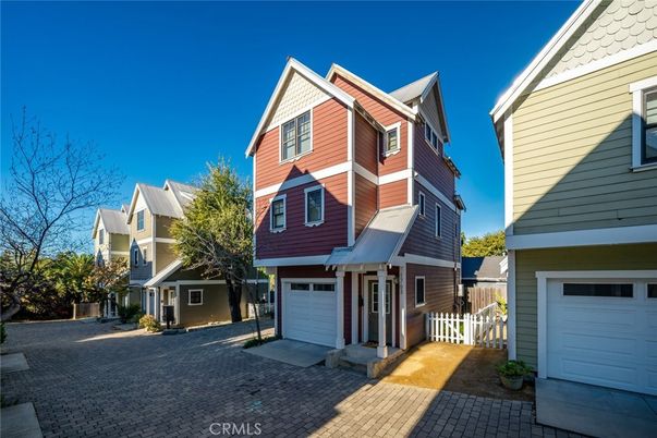 Attached, Exterior, Facade, Queen Anne Victorian