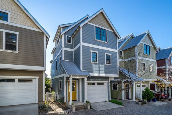 Attached, Exterior, Facade, Rowhouse