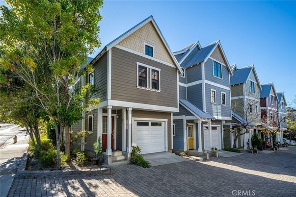 Attached, Exterior, Facade, Queen Anne Victorian