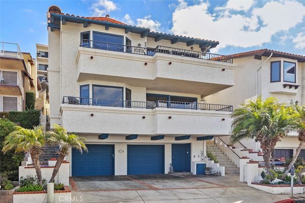 Attached, Exterior, Facade, Mediterranean