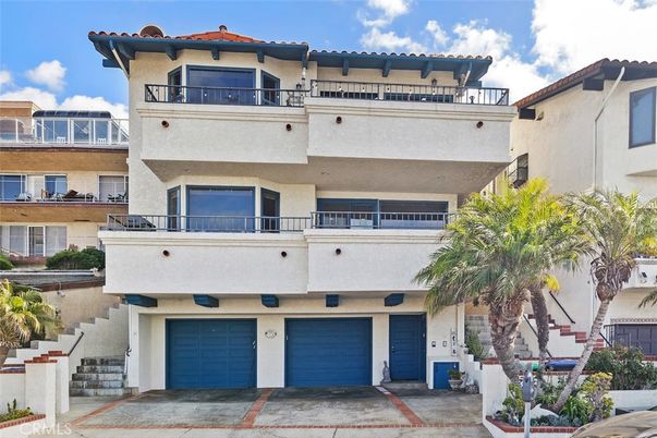 Attached, Exterior, Facade, Mediterranean