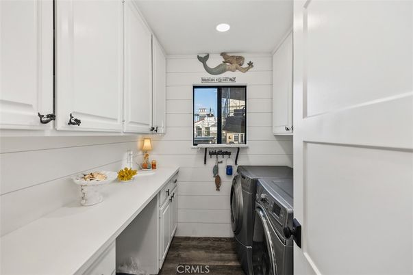Interior, Recessed Lighting, Washer, Wood Texture Flooring