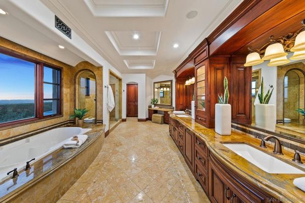 Bathroom, Dual Sink Vanities, Interior, Recessed Lighting, Water