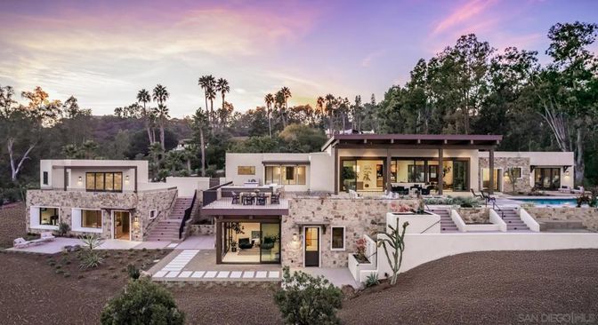 Exterior, Facade, Pool, Modern
