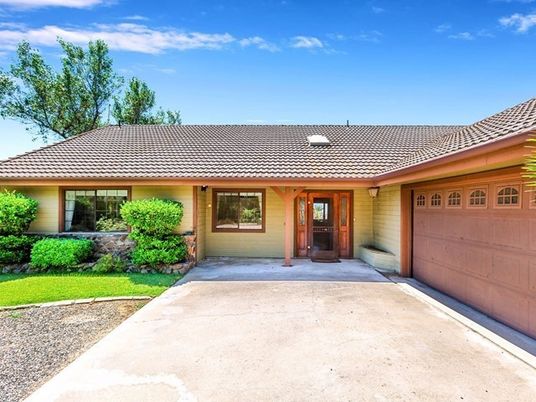 Attached, Exterior, Facade, Ranch