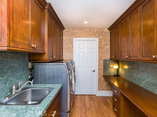 Interior, Recessed Lighting, Washer, Wood Texture Flooring